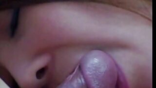 ठूलो स्तन भएको स्लटले डिल्डो चाट्छ