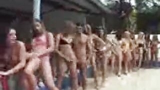 यो किशोरलाई ठूलो कुकुर मन पर्छ